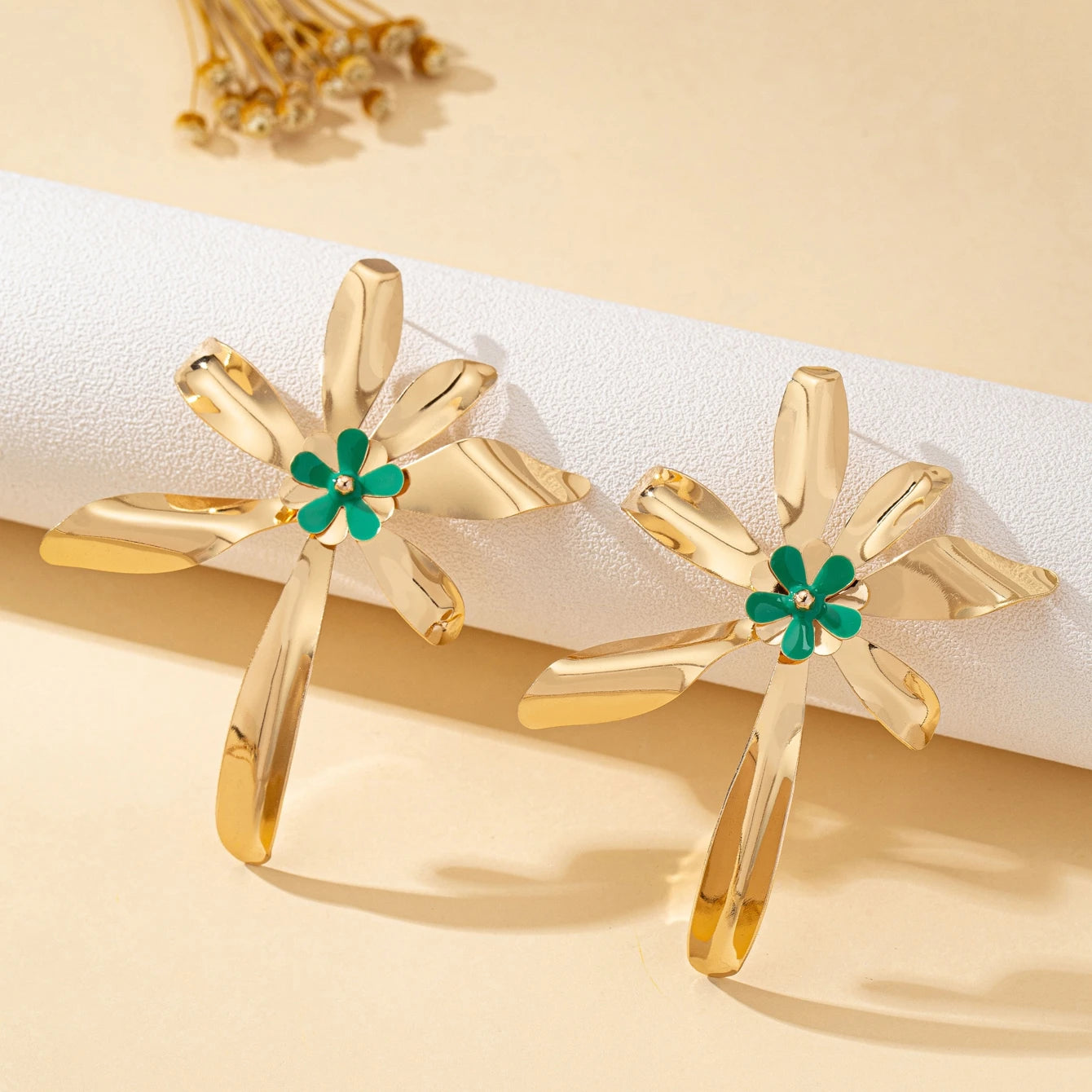 Women's Jewelry Set: Exaggerated Metal Flower Center with Green Enamel Craftsmanship, Earrings and Necklace Set, Suitable for Daily Wear and Vacation