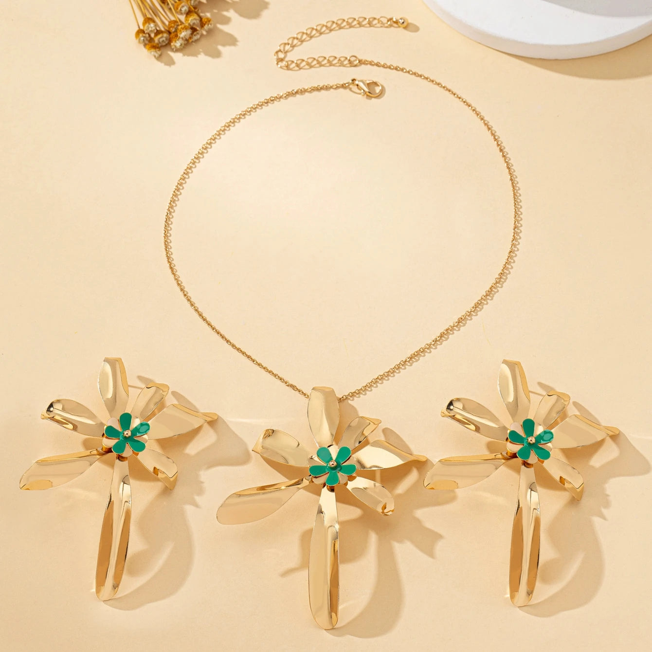 Women's Jewelry Set: Exaggerated Metal Flower Center with Green Enamel Craftsmanship, Earrings and Necklace Set, Suitable for Daily Wear and Vacation